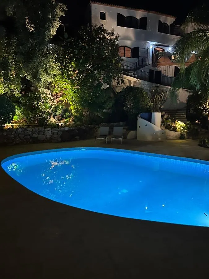 بيت ضيافة La Pina Verde إِستيبونا